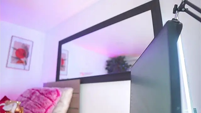 melissa laurent  online show from November 7, 2025, 12:31 pm