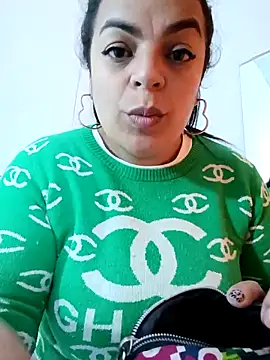 Mia-Glow online show from September 12, 2025, 2:06 pm