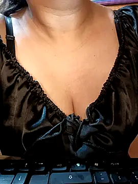 Mia-Glow online show from September 16, 2025, 11:11 am