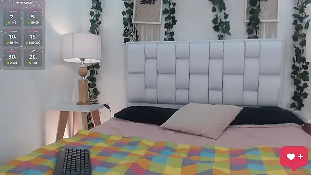 Tiffanygh  online show from October 6, 2025, 7:14 pm