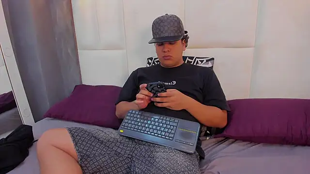 Snapshot of Naim_Bennetsex chatting on October 3, 2025, 2:29 pm Naim Bennetsex online show from October 3, 2025, 2:29 pm