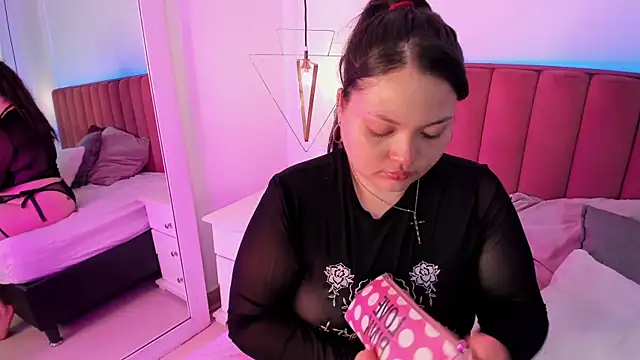 Tessa Sinclaire online show from April 17, 2026, 8:44 pm