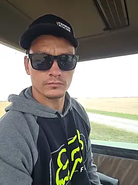 twistafatpipe online show from October 25, 2025, 3:12 pm