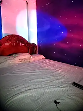 Linda Saenz  online show from September 29, 2025, 10:37 pm