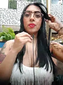 Linda Saenz  online show from November 21, 2025, 8:41 pm