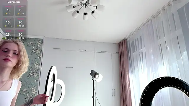 GlaydsLeveto online show from March 26, 2026, 4:44 am