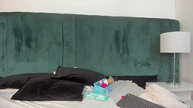 EmilyHanks  online show from September 13, 2025, 11:27 pm