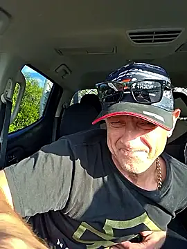 Snapshot of usemeplz chatting on November 28, 2025, 8:31 pm usemeplz online show from November 28, 2025, 8:31 pm