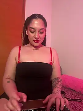 smokemilv online show from November 14, 2025, 6:06 am