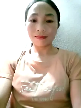 lucybaby00 online show from November 5, 2025, 1:03 pm