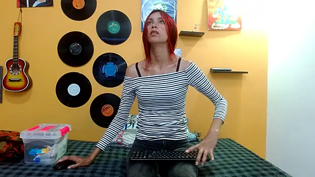 skinnyverus18 online show from October 4, 2025, 12:50 pm