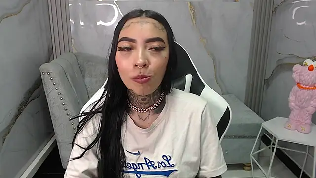 Ashley Blum v online show from October 8, 2025, 8:20 pm