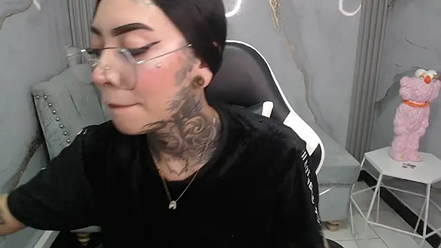 Ashley Blum v online show from November 28, 2025, 8:09 pm