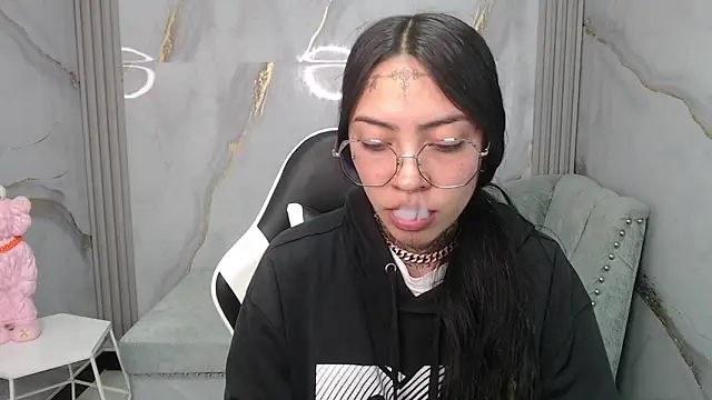 Ashley Blum v online show from November 12, 2025, 8:01 pm