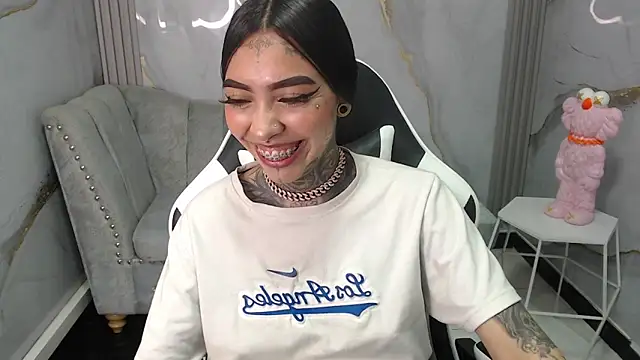 Ashley Blum v online show from October 7, 2025, 8:10 pm