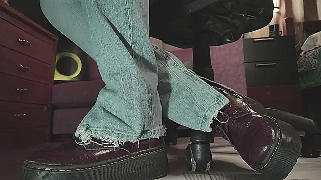 gigifontaine   online show from October 26, 2025, 12:22 am