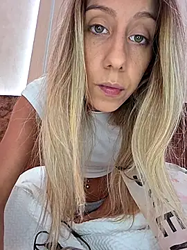 Snapshot of PetiteSecrets chatting on September 8, 2025, 7:24 pm PetiteSecrets online show from September 8, 2025, 7:24 pm