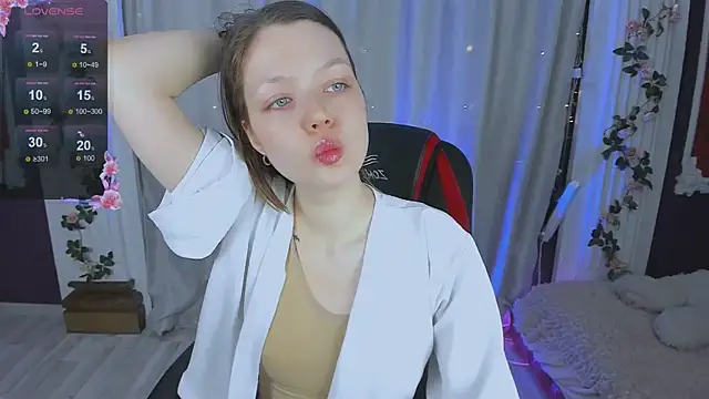 Lunar Lily online show from October 15, 2025, 5:28 am