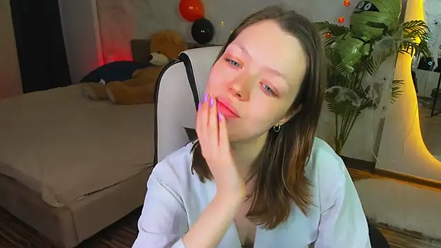 Lunar Lily online show from November 3, 2025, 5:34 am