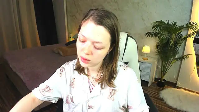 Lunar Lily online show from September 17, 2025, 5:42 am