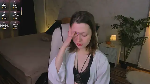 Lunar Lily online show from November 10, 2025, 5:34 am