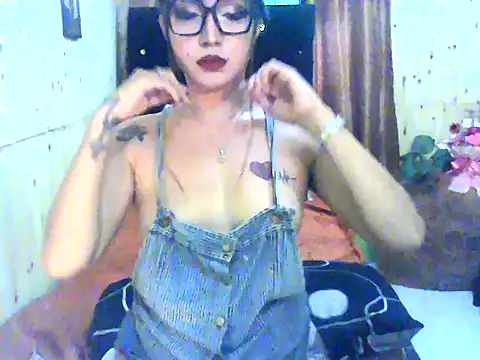 kim hotter online show from November 14, 2025, 2:04 am