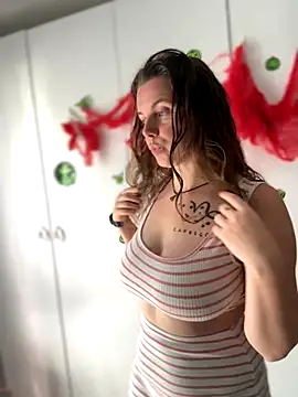 TenderLaGlamor online show from October 21, 2025, 10:47 am