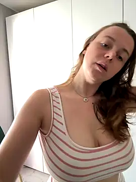 TenderLaGlamor online show from November 11, 2025, 11:05 am