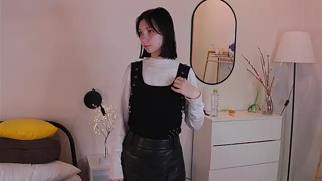 SuzanneHowse online show from November 22, 2025, 7:40 am