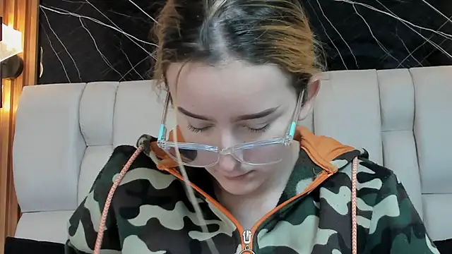 kristal joi dl online show from November 26, 2025, 12:16 pm