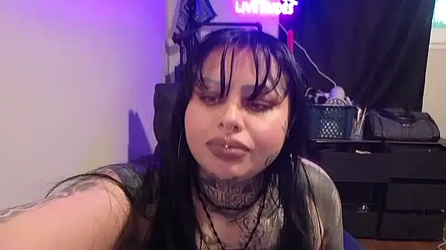 chicanachic13 online show from April 24, 2026, 2:35 am