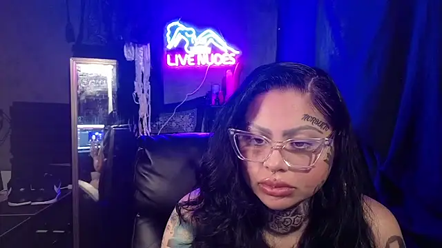 chicanachic13 online show from February 22, 2026, 10:44 pm