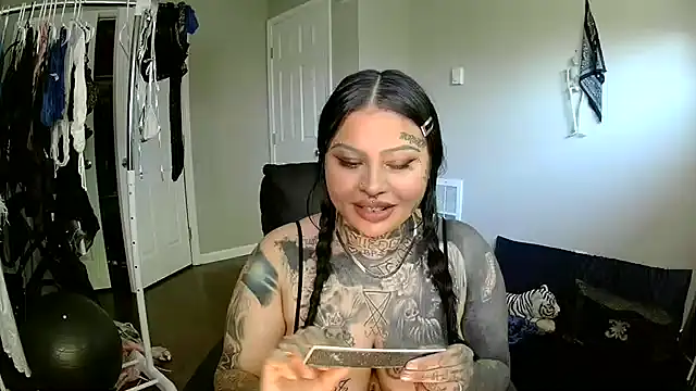 chicanachic13 online show from June 14, 2026, 8:43 pm