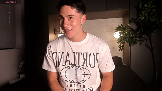 AustinJones  online show from April 11, 2026, 4:32 pm