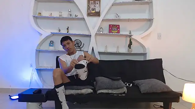 BEAUTY BOYS1 online show from December 2, 2025, 7:32 am