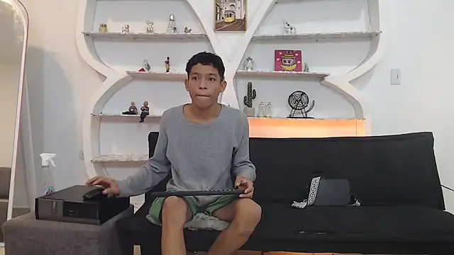 BEAUTY BOYS1 online show from November 16, 2025, 7:24 am