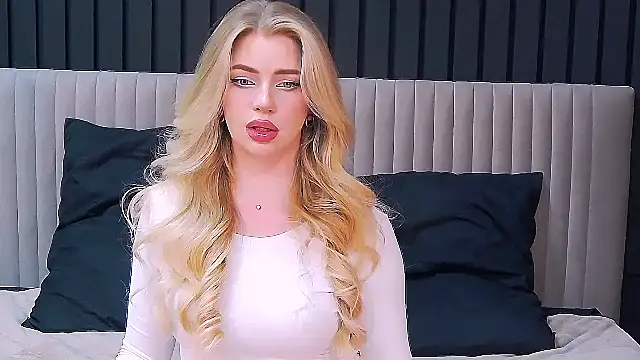 Snapshot of MilanaCeleste chatting on November 18, 2025, 6:11 pm MilanaCeleste online show from November 18, 2025, 6:11 pm