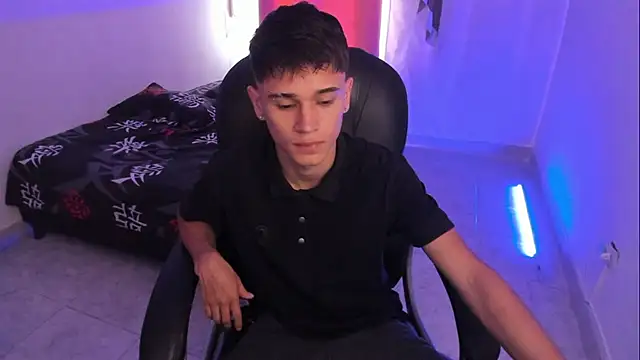 Snapshot of Aron_Boyy chatting on December 2, 2025, 7:37 pm Aron Boyy online show from December 2, 2025, 7:37 pm