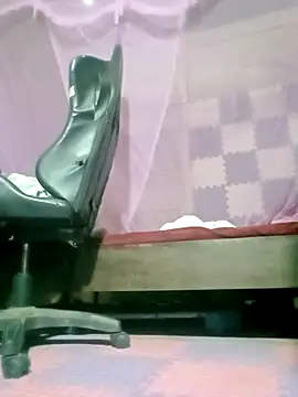 Surrilove online show from April 9, 2026, 11:00 pm