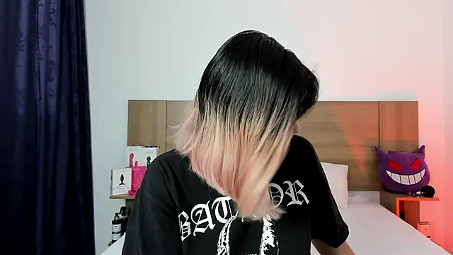 Akatsumi  online show from October 3, 2025, 8:32 pm