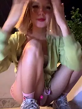 Snapshot of SweetBunnyGF chatting on October 1, 2025, 12:27 am SweetBunnyGF online show from October 1, 2025, 12:27 am