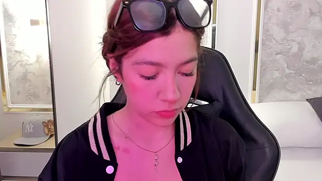 doll eyees  online show from September 24, 2025, 2:29 am