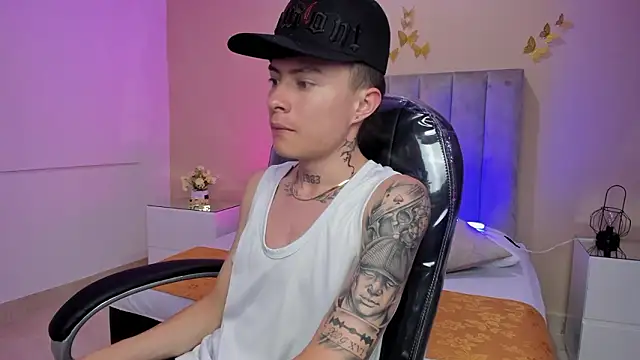 Snapshot of Nascary_Fox chatting on February 9, 2026, 7:23 pm Nascary Fox online show from February 9, 2026, 7:23 pm