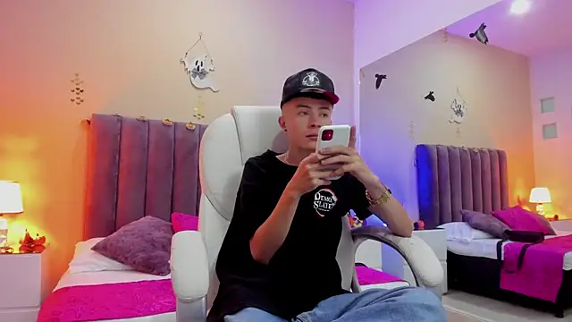 Nascary Fox online show from October 28, 2025, 7:35 pm