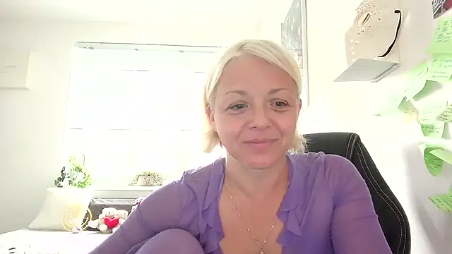 Linsy Kim online show from September 17, 2025, 5:42 am