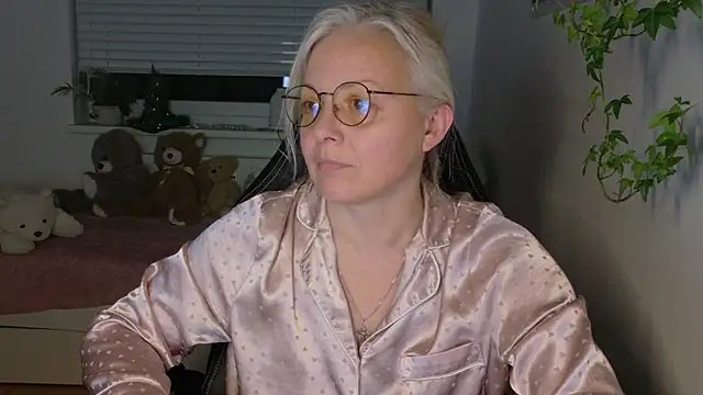 Linsy Kim online show from February 5, 2026, 11:00 pm