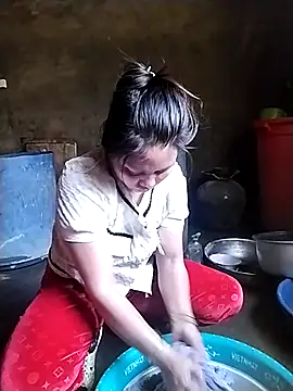 venu00 online show from February 6, 2026, 3:35 am