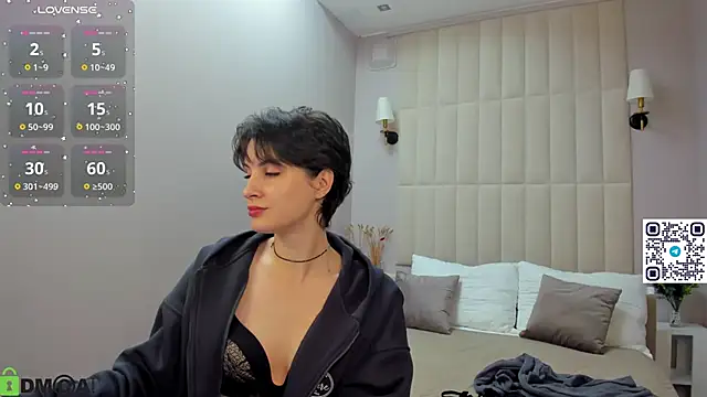 Adeline Perle online show from September 29, 2025, 12:28 am