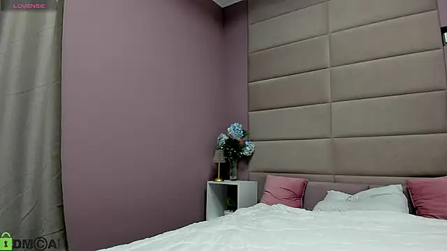 Adeline Perle online show from November 14, 2025, 1:09 am