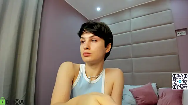 Adeline Perle online show from November 22, 2025, 1:04 am